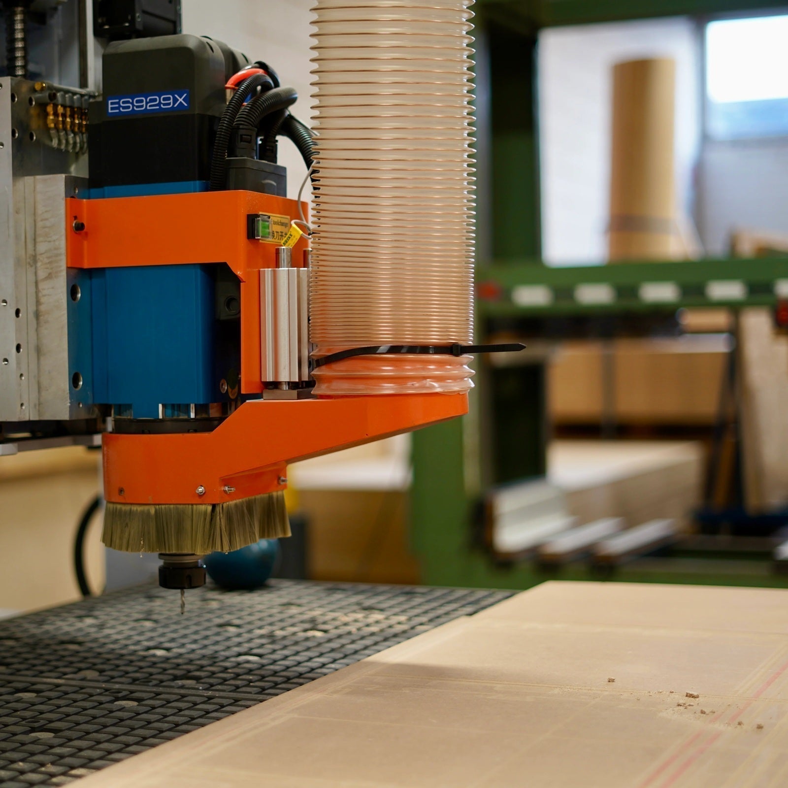 CNC-freesmachine bewerkt multiplex in de werkplaats van Plyphonic voor handgemaakte audiomeubels en platenkasten.