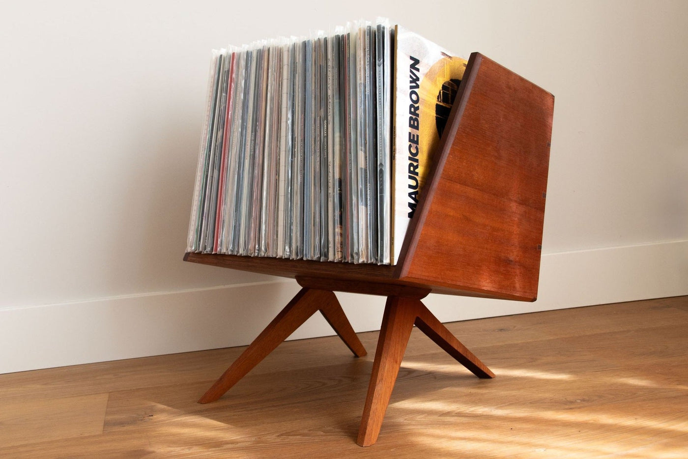Platenkist Ella van massief hout met schuine LP-opslag voor een overzichtelijke vinylcollectie