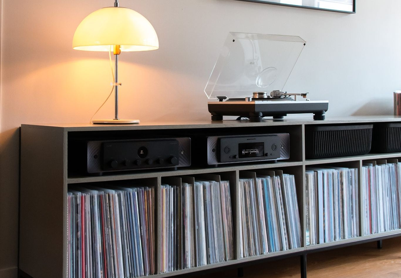 Een donkere platenkast met een platencollectie rechtop