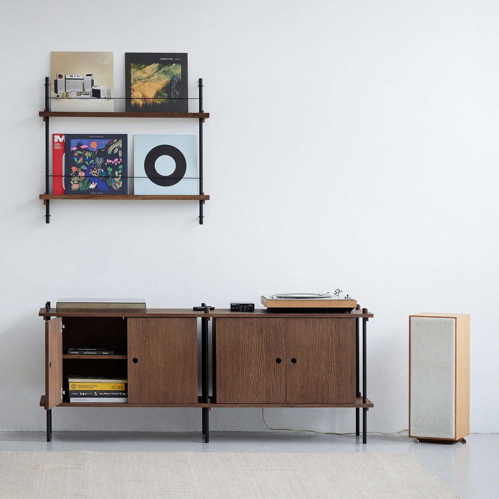 Platenrek aan de wand