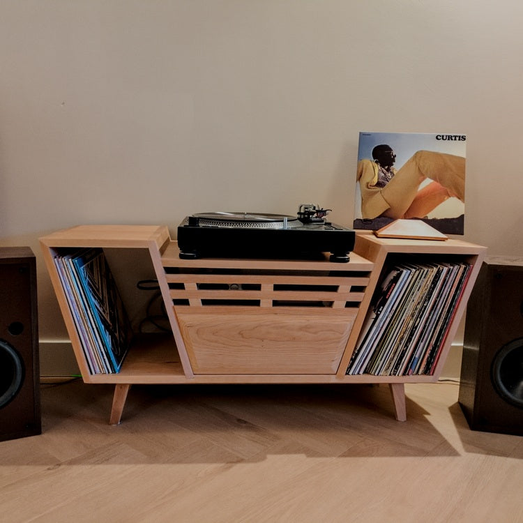 Studio Bours Curtis platenkast van massief kersenhout met platenspeler, hifi-apparatuur en schuine vakken voor vinylplaten