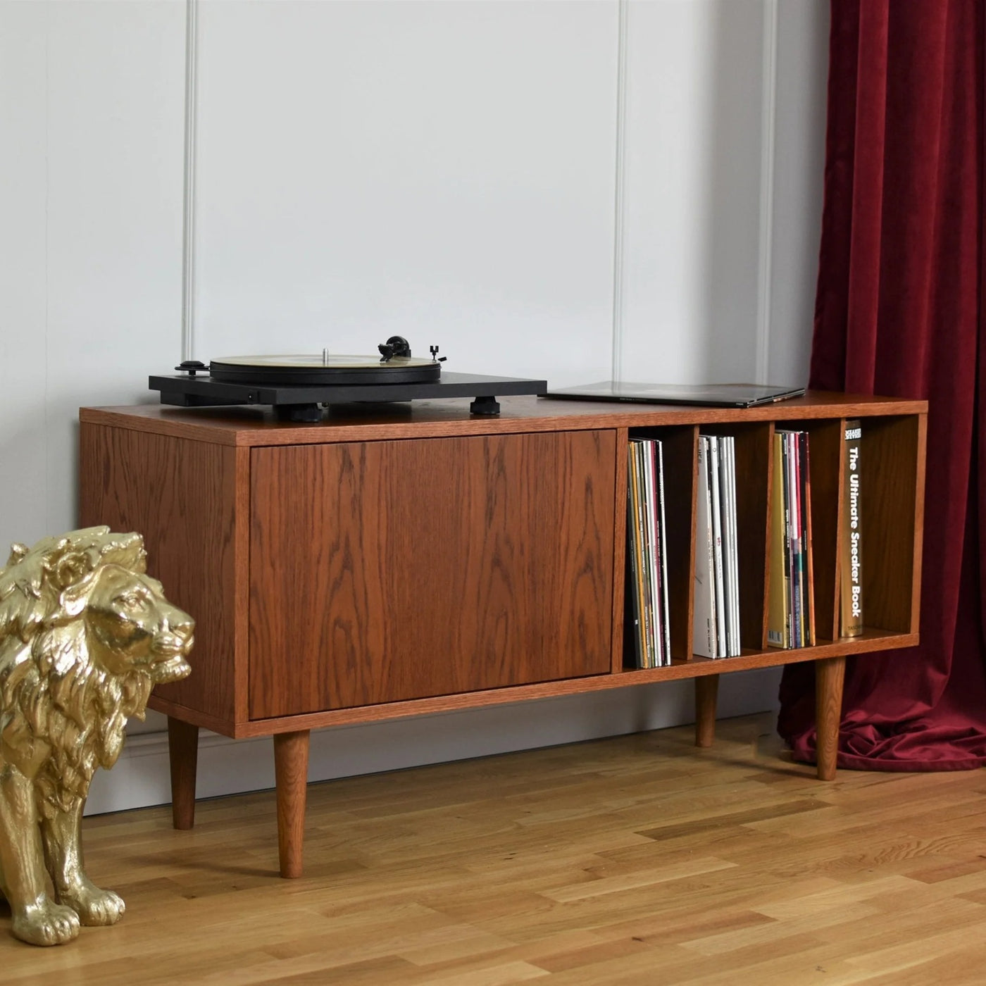 MINI VINYL TV platenkast in Classy houtkleur met platenspeler, gesloten opbergruimte en vakken voor lp’s