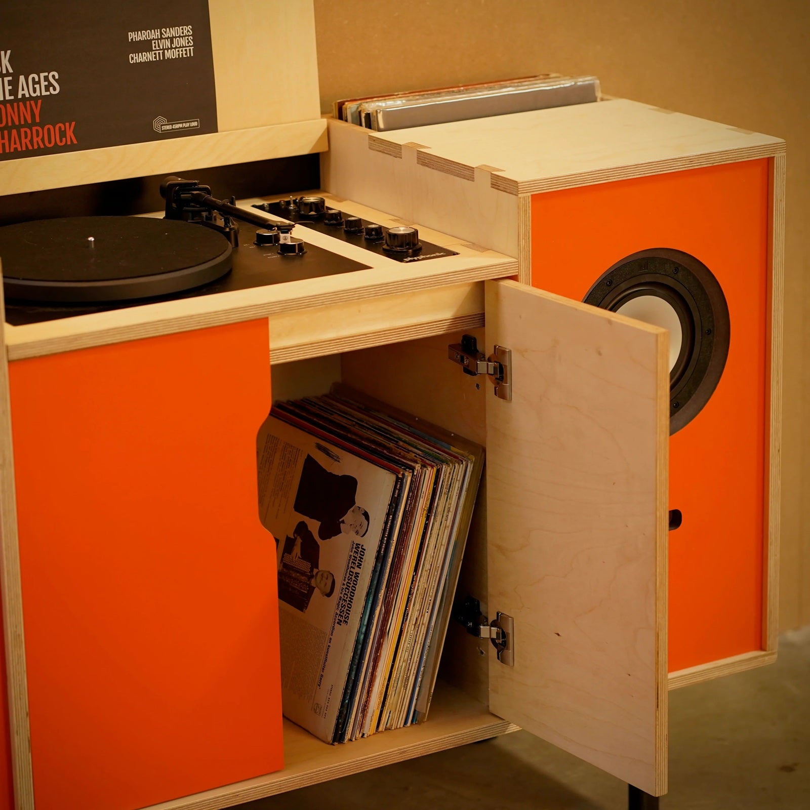 Plyphonic Model B audiomeubel