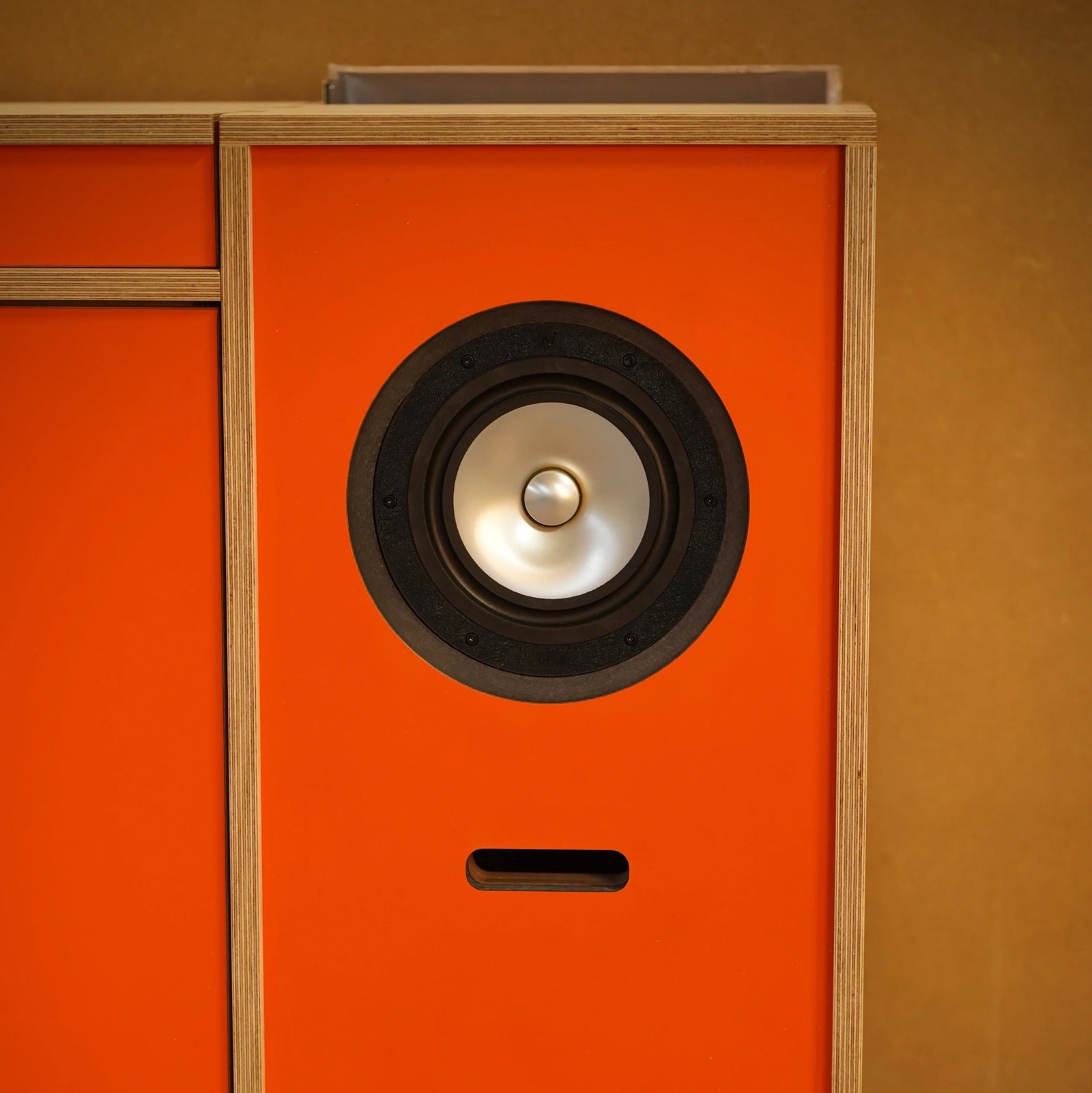 Plyphonic Model B audiomeubel