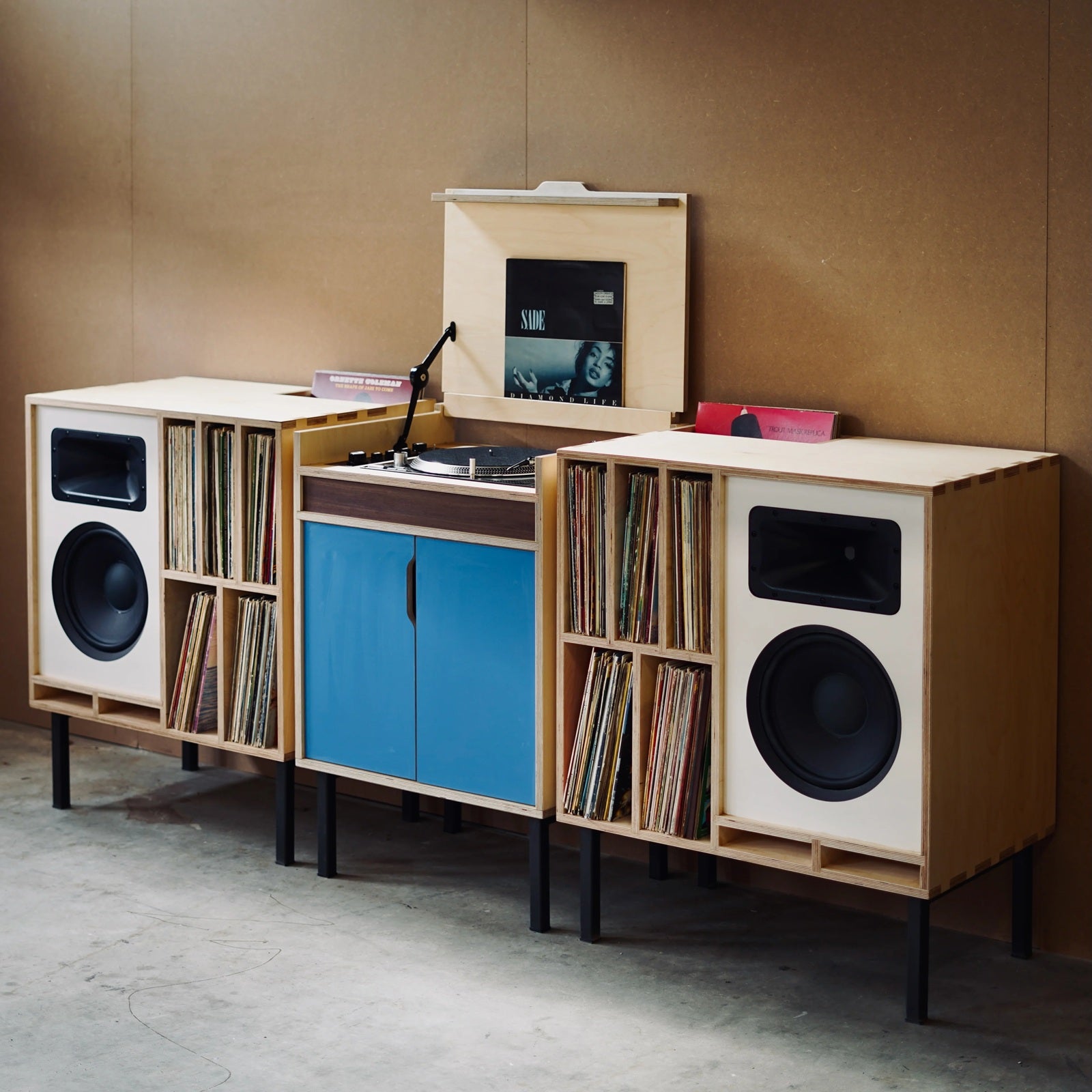 Plyphonic Model A audiomeubel