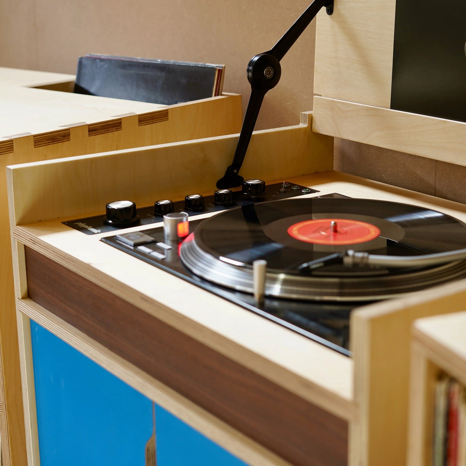 Plyphonic Model A audiomeubel