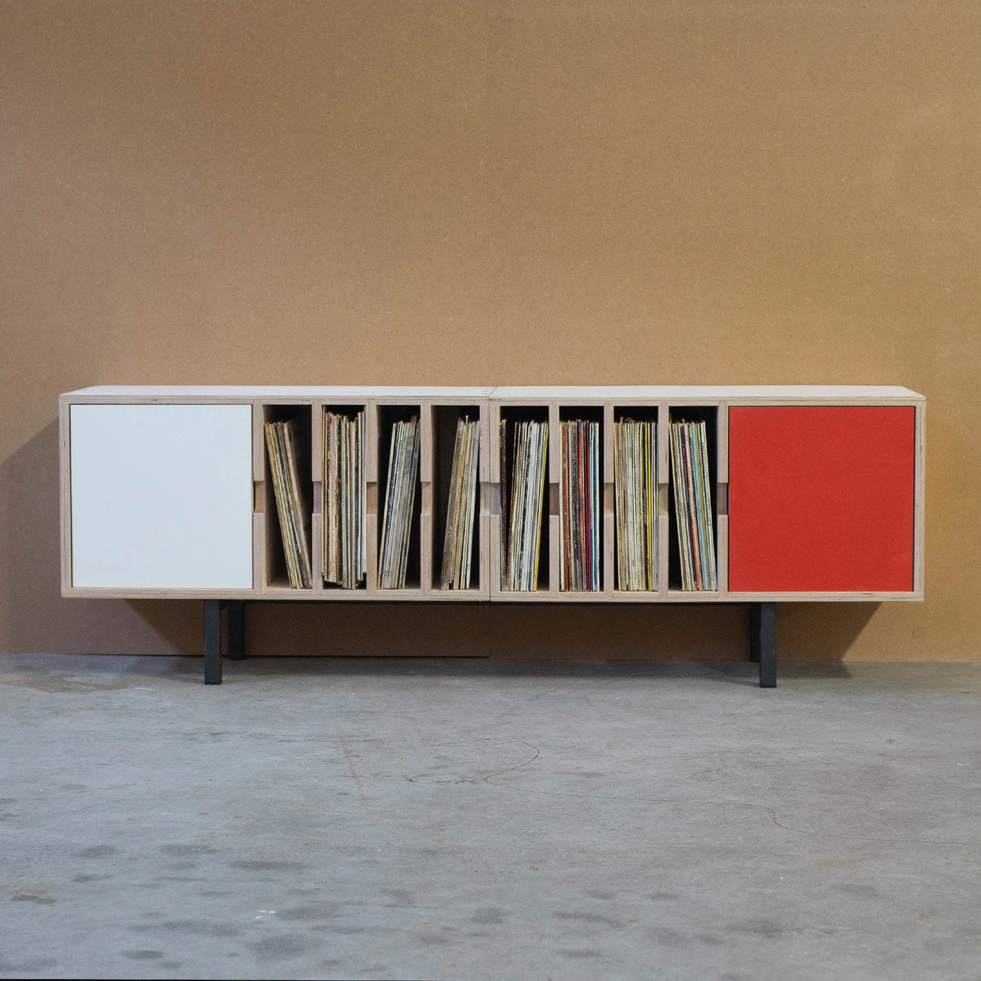 Plyphonic Model H platenkast met acht open vakken voor vinylplaten en witte en rode opbergdeuren