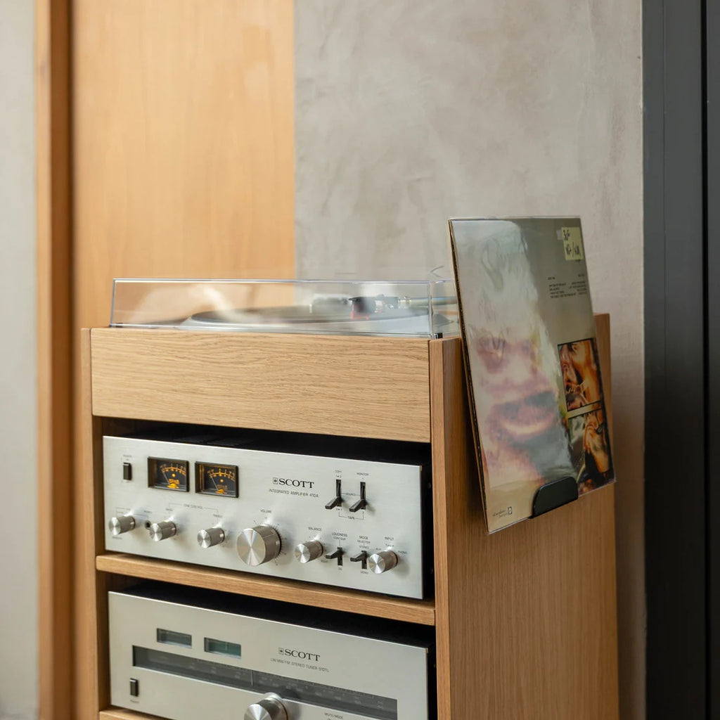 LOIA platenhouder wit van gepoedercoat staal als lp-display aan platenmeubel