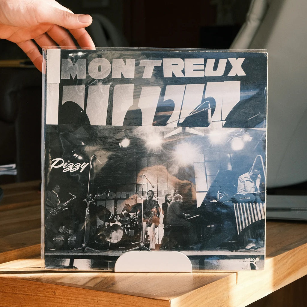 LOIA platenhouder wit van staal als display voor de afgespeelde lp
